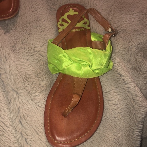 NWT Fergalicious by Fergie T-strap Sandals, size 6.5 - Picture 2 of 7